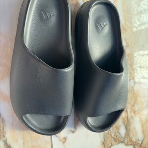 New Yeezy Black Slide Sandals size 9 men’s fast shipping look at measurements